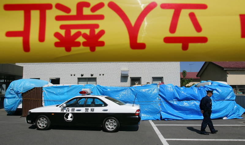 La policía japonesa custodiando algunas de las embarcaciones. AP